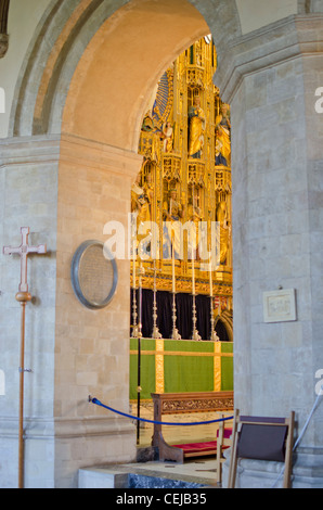 Vista dal Nord del corridoio della reredos dorato dietro l altare maggiore, Wymondham Abbey, Norfolk, East Anglia, Inghilterra, Regno Unito. Foto Stock