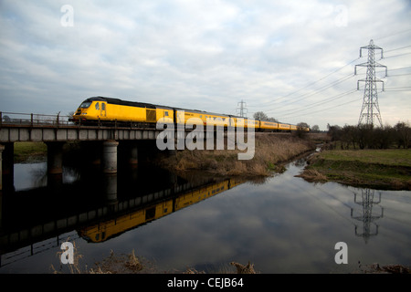 La guida della rete nuova misurazione di un treno ad alta velocità (HST) attraversando e riflettendo nel fiume Soar, Normanton su Soar, Loughborough. Foto Stock