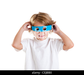 Bambini Bambino con il futuristico divertenti occhiali blu felice su sfondo bianco Foto Stock