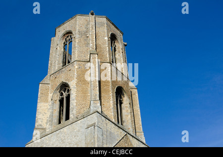 Il rovinato ottagonale torre centrale completata nel 1409, di Wymondham Abbey, Norfolk, East Anglia, Inghilterra, Regno Unito. Foto Stock