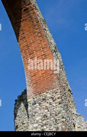 Arco in rovina a Wymondham Abbey, la Chiesa Parrocchiale di Santa Maria e San Tommaso di Canterbury, Norfolk, Inghilterra, Regno Unito. Foto Stock