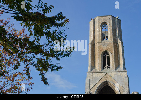 Il rovinato ottagonale torre centrale completata nel 1409, di Wymondham Abbey, Norfolk, East Anglia, Inghilterra, Regno Unito. Foto Stock