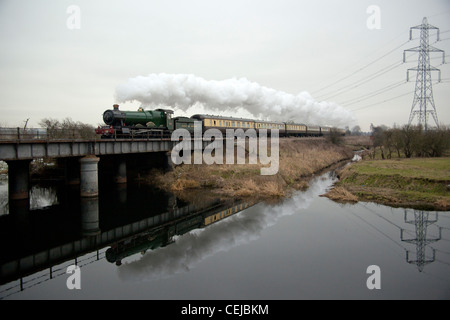 GWR Hall locomotiva classe 4965 'Rood Ashton Hall' attraversa e si riflette nel fiume Soar a Normanton su Soar, Loughborough Foto Stock