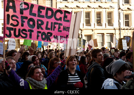 Gli studenti che protestavano contro la tassa di iscrizione aumenta sul NUS dimostrazione il 10 novembre 2010 Foto Stock