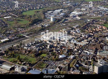 Vista aerea del County Square Shopping Centre ad Ashford, Kent, guardando a sud-ovest verso Chart Enterprise Park in lontananza Foto Stock