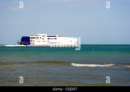 Condor Ferries traghetto veloce passa Studland Bay beach dopo aver lasciato il porto di Poole, Dorset, Regno Unito Foto Stock