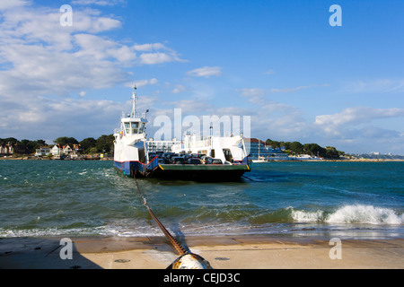 La catena in traghetto da banchi di sabbia attraversa la bocca del porto di Poole a Studland, Dorset, Regno Unito Foto Stock