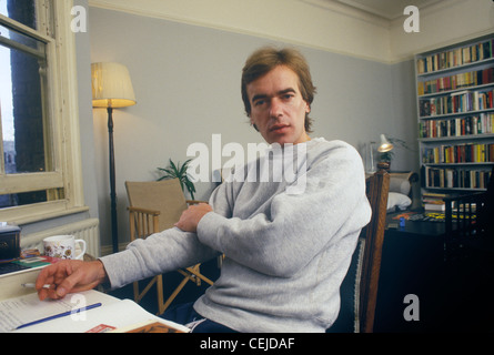 Martin Amis ritratto di autore nel suo ufficio di Notting Hill West London, appartamento 54a Leamington Road Villas, Londra W11.1986 1980s UK HOMER SYKES Foto Stock