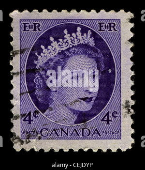 CANADA-1954 CIRCA:un timbro stampato in Canada mostra immagine di Elizabeth II (Elizabeth Alexandra Mary, nato il 21 aprile 1926) è il monarca costituzionale del Regno Unito in blu, 1954 circa. Foto Stock