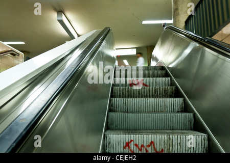 Scala di scorrimento, alla stazione della metro Foto Stock