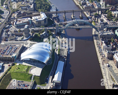 Immagine aerea del ponte di Tyne, del fiume Tyne e del Sage Gateshead, vicino a Newcastle-upon-Tyne