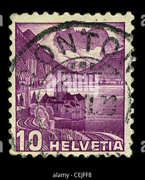 Svizzera-circa 1936:un timbro stampato in Svizzera mostra immagine di il Château de Chillon (Castello di Chillon) è situato sulla riva del Lago Lemano nel comune di Veytaux, all'estremità orientale del lago, a 3 km da Montreux, Svizzera, circa 1936. Foto Stock