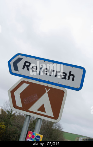 Cartello stradale dipicting placenames insolito della Cornovaglia. Foto Stock