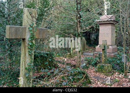 Lapidi sovradimensionate al vecchio cimitero Barnes, a sud-ovest di Londra, un cimitero in disuso vengano restituiti alla natura Foto Stock