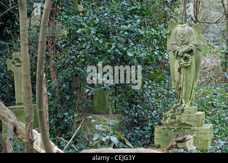 Lapidi sovradimensionate al vecchio cimitero Barnes, a sud-ovest di Londra, un cimitero in disuso vengano restituiti alla natura Foto Stock