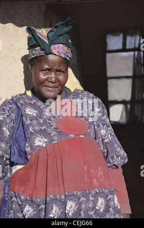 Herero donna nella sua porta nel villaggio di Purros, a nord-ovest della Namibia Foto Stock