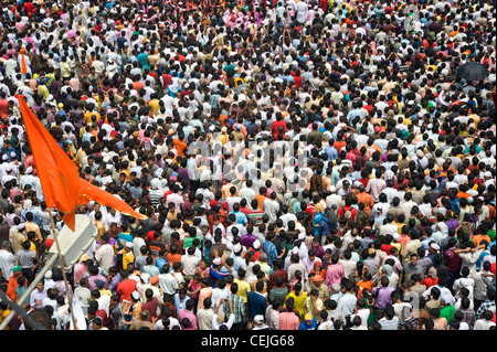 Decine di persone si sono radunate per Ganesha Visarjan processione a Lalbaug, Mumbai Foto Stock