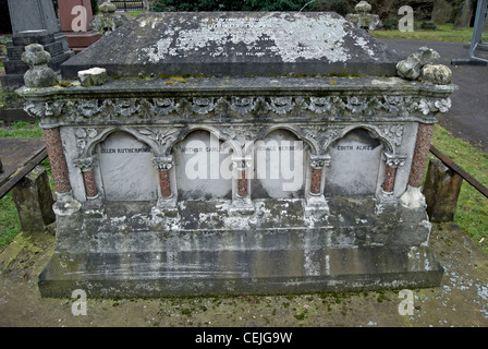 Tomba di famiglia a Putney inferiore cimitero comune, a sud-ovest di Londra - Inghilterra Foto Stock