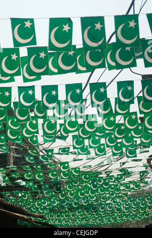 Bandiera islamica appeso fuori nelle strade di Dharavi, Mumbai Foto Stock