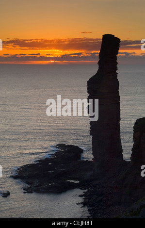 Il vecchio uomo di Hoy al tramonto, Orkney Islands, Scozia. Foto Stock