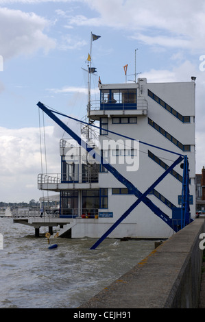 Royal Corinthian Yacht Club, Burnham on Crouch, Essex, Inghilterra, Regno Unito con una gru blu nella parte anteriore Foto Stock