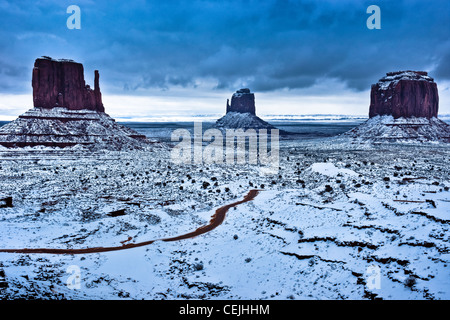 Una rara nevicata acquisiti attraverso la Monument Valley Tribal Park in Northern Arizona. Foto Stock