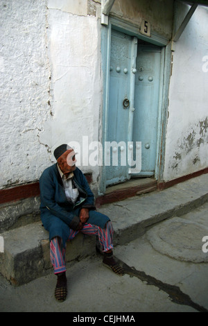 Gentleman tradizionale in Samarcanda, Uzbekistan Foto Stock
