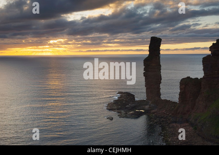 Il vecchio uomo di Hoy al tramonto, Orkney Islands, Scozia. Foto Stock