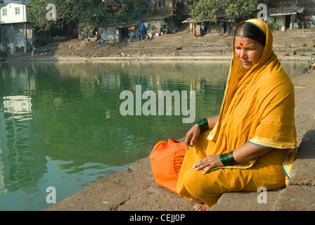 Un pellegrino vagabond donna al serbatoio Banganga, Mumbai Foto Stock