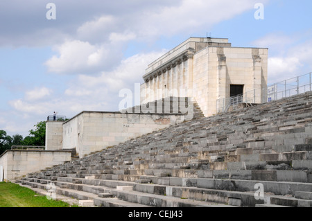 L'antico altare di Pergamon come un modello per la tribuna nella ex Nazi rally motivi a Norimberga, Germania Foto Stock