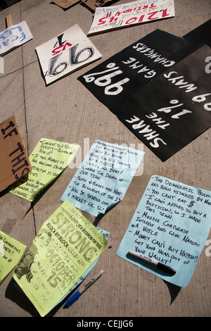 I dimostranti si riuniscono in Victoria British Columbia come parte di occupare Wall Street il movimento che ha avuto inizio nei primi giorni di settembre 2011 Foto Stock