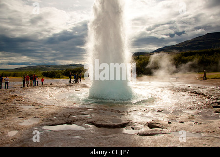 Il famoso strokkur geyser - Islanda. estate giornata di sole. Foto Stock