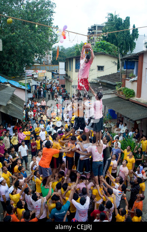 Govinda formazione della piramide umana come parte di Dahi Handi festival di Mumbai, Maharashtra Foto Stock