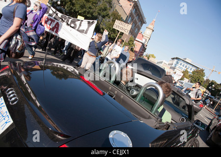 I dimostranti si riuniscono in Victoria British Columbia come parte di occupare Wall Street il movimento che ha avuto inizio nei primi giorni di settembre 2011 Foto Stock