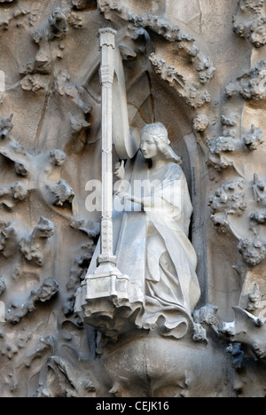 Barcellona, Spagna. Temple de la Sagrada Familia (Antoni Gaudi; iniziato 1882, ancora incompiuto) orientale o facciata della Natività - arpista Foto Stock