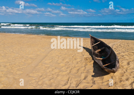 Un malgascio rifugi in un villaggio di pescatori, Madagascar Foto Stock