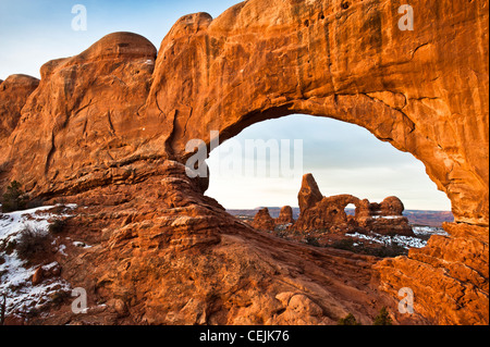 Dal lato est della finestra del Nord è possibile fotografare la torretta Arch. Grande colpo di sunrise. Parco Nazionale di Arches, Utah. Foto Stock