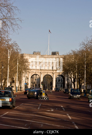 Vista lungo il viale verso Admiralty Arch London Inghilterra Europa Foto Stock