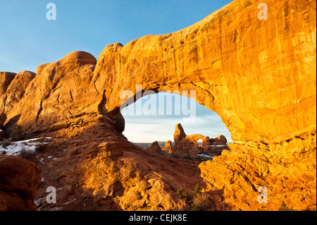 Dal lato est della finestra del Nord è possibile fotografare la torretta Arch. Grande colpo di sunrise. Parco Nazionale di Arches, Utah. Foto Stock