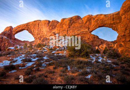 Il nord e il sud, finestre ad archi formano aperture nella stessa aletta di arenaria. Archi Nat'l parco. Utah Foto Stock