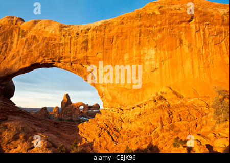 Dal lato est della finestra del Nord è possibile fotografare la torretta Arch. Grande colpo di sunrise. Parco Nazionale di Arches, Utah. Foto Stock