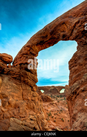 Dal lato est della finestra del Nord è possibile fotografare la torretta Arch. Grande colpo di sunrise. Parco Nazionale di Arches, Utah. Foto Stock