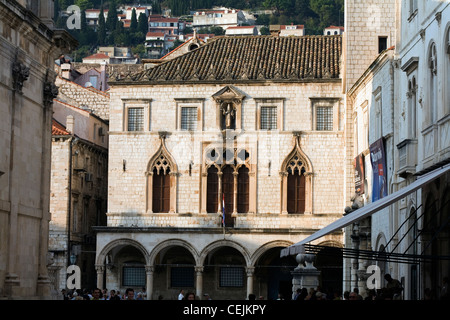 Il Palazzo Sponza che mostra il dettaglio del gotico veneziano di Windows e la statua di San Biagio Dubrovnik Dalmazia Croazia Foto Stock