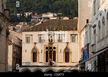 Il Palazzo Sponza che mostra il dettaglio del gotico veneziano di Windows e la statua di San Biagio Dubrovnik Dalmazia Croazia Foto Stock