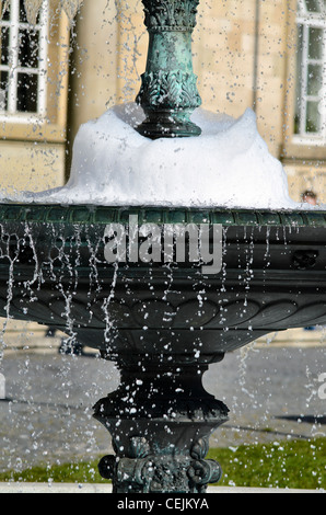 Università di Tübingen edificio principale fontane con schiuma di sapone, Universität Neue Aula Brunnen Foto Stock