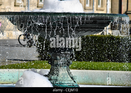 Università di Tübingen edificio principale fontane con schiuma di sapone, Universität Neue Aula Brunnen Foto Stock