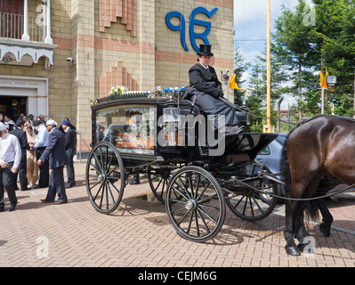 Cavallo e Carrozza funebre al tempio sikh in Hounslow Londra Foto Stock