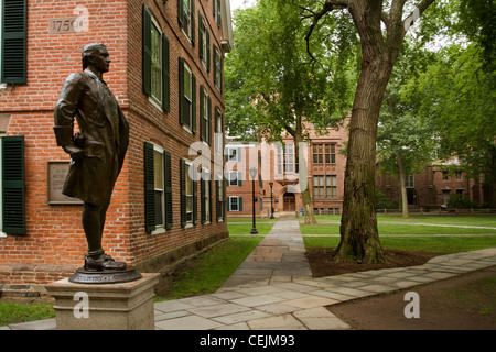 Una statua di bronzo sul campus di Yale. Foto Stock