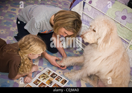 Madre e figlia, manicure cane. Foto Stock