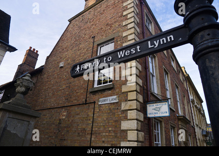 Segno che indica la via verso il traghetto per West Lynn in King's Lynn, Norfolk. Foto Stock